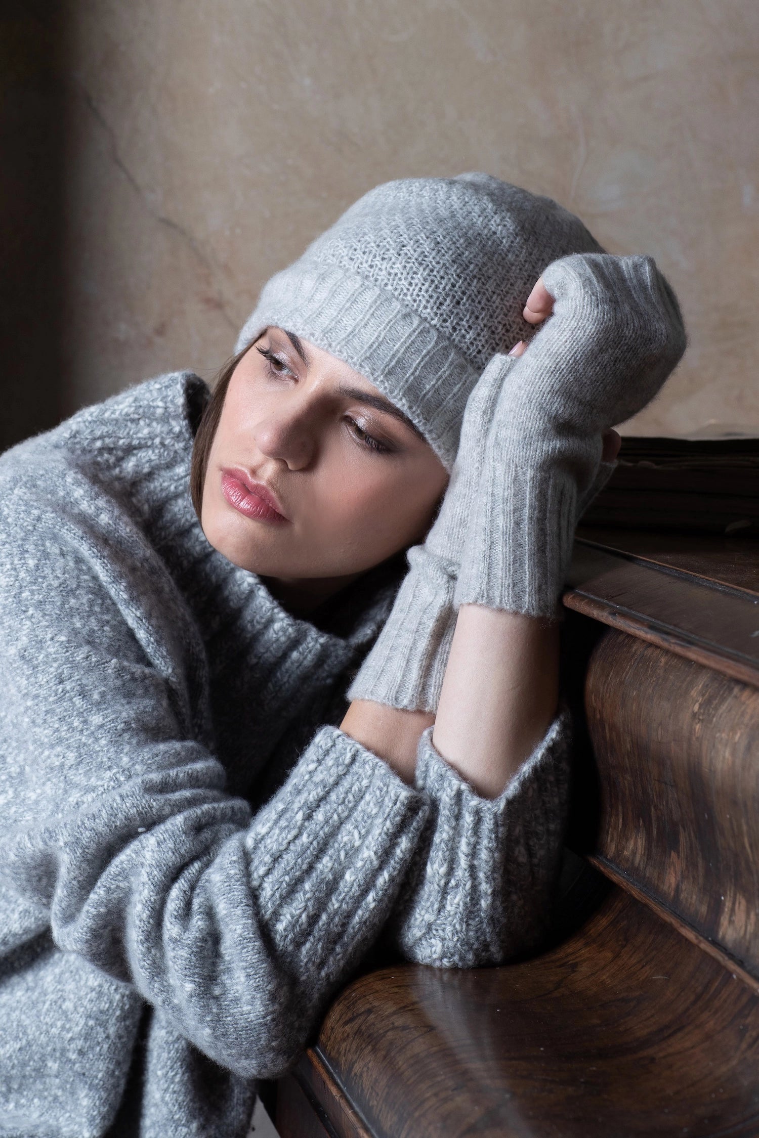 Woman wearing a gray cashmere hat and gloves
