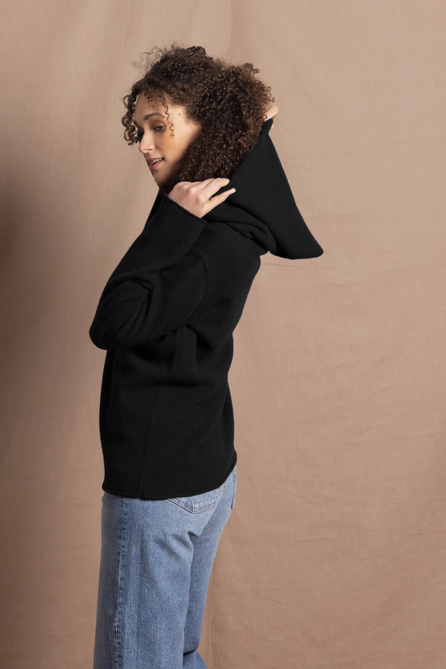 lady wears oversized cashmere hoodie jumper in black