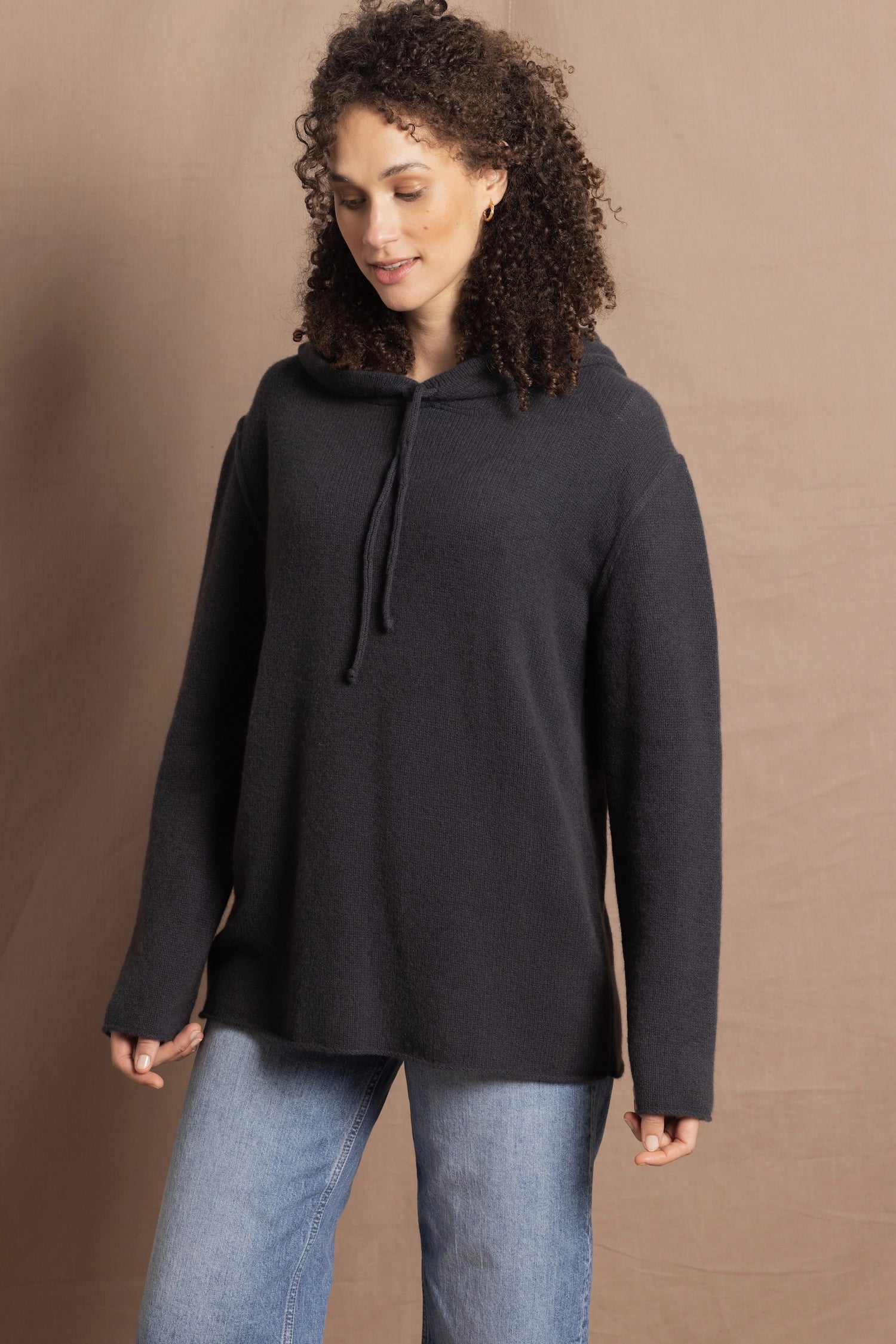 lady wears oversized pure cashmere hoodie sweater in grey blue colour