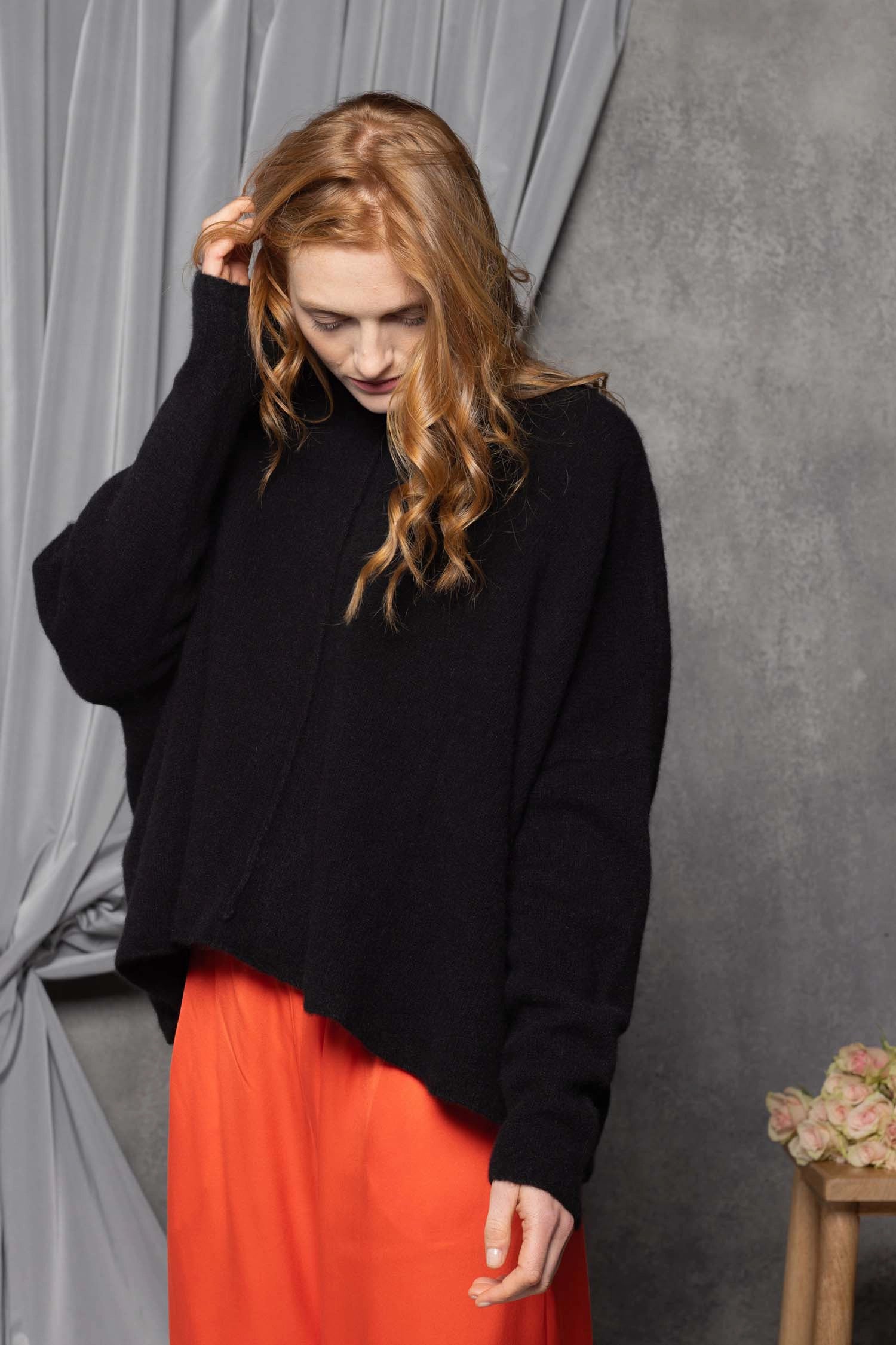 Oversized Cashmere Swing Sweater in Black