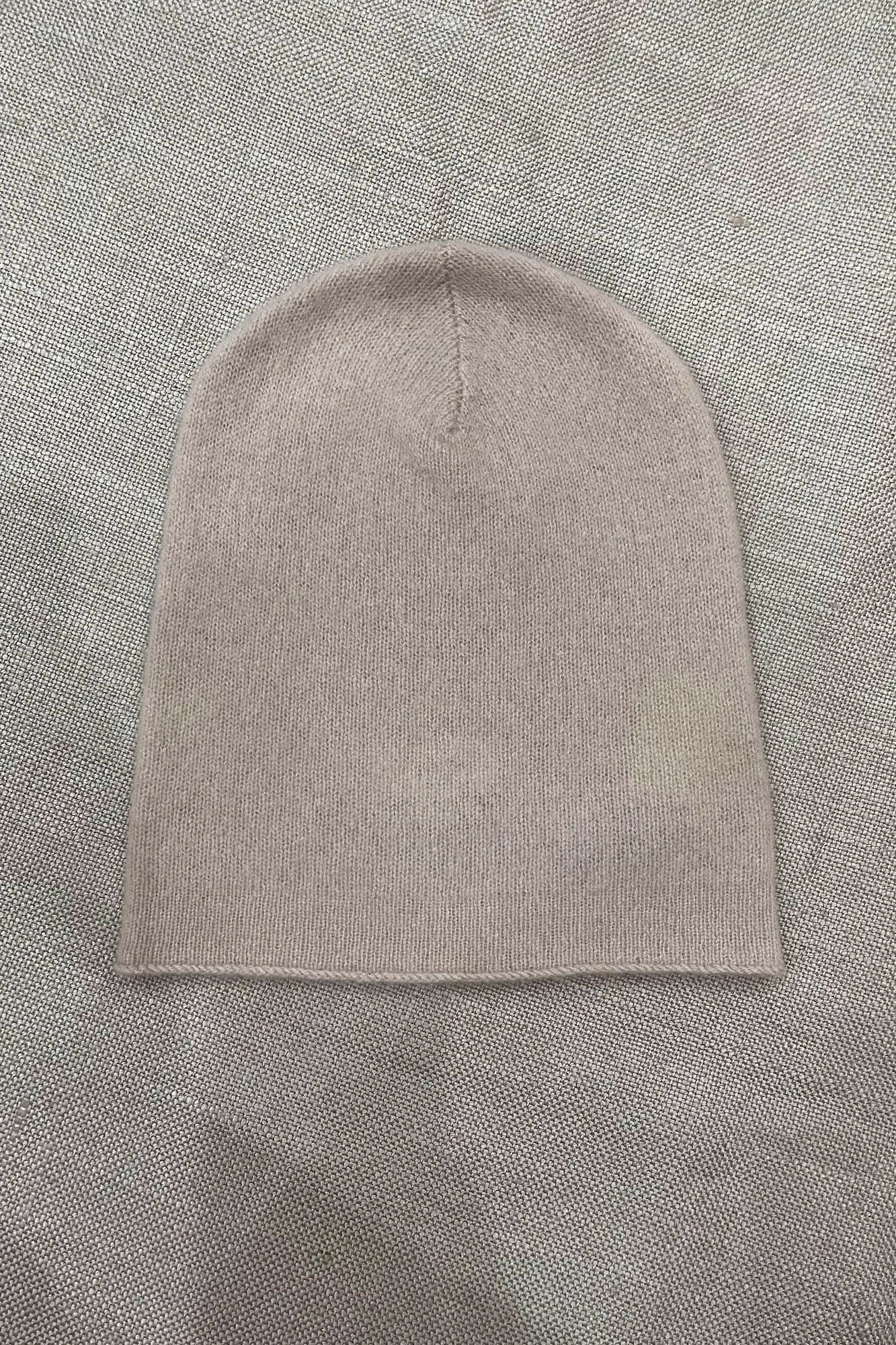 luxury cashmere beanie hat in beige oyster colour