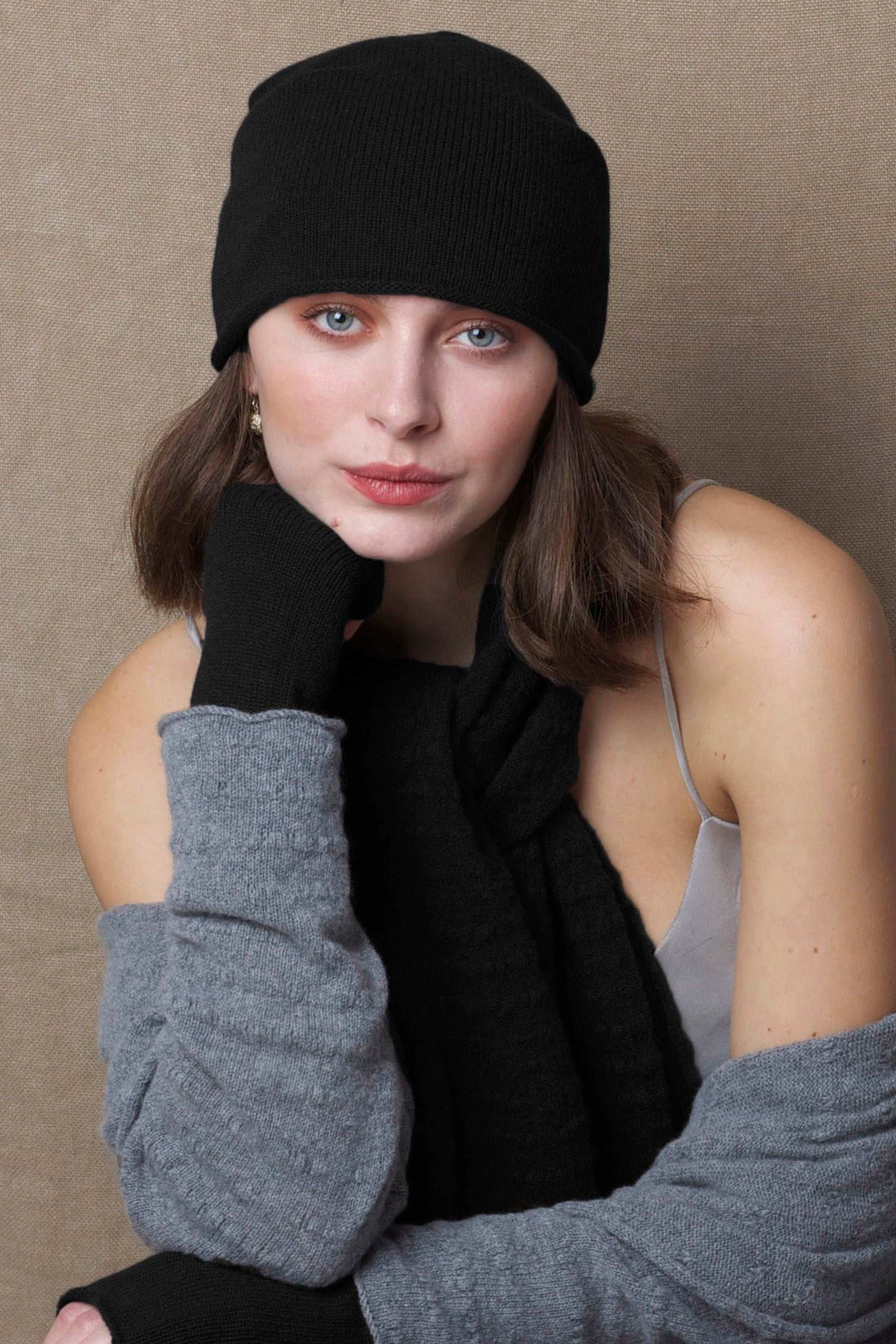 Luxury Cashmere Beanie Hat in Black
