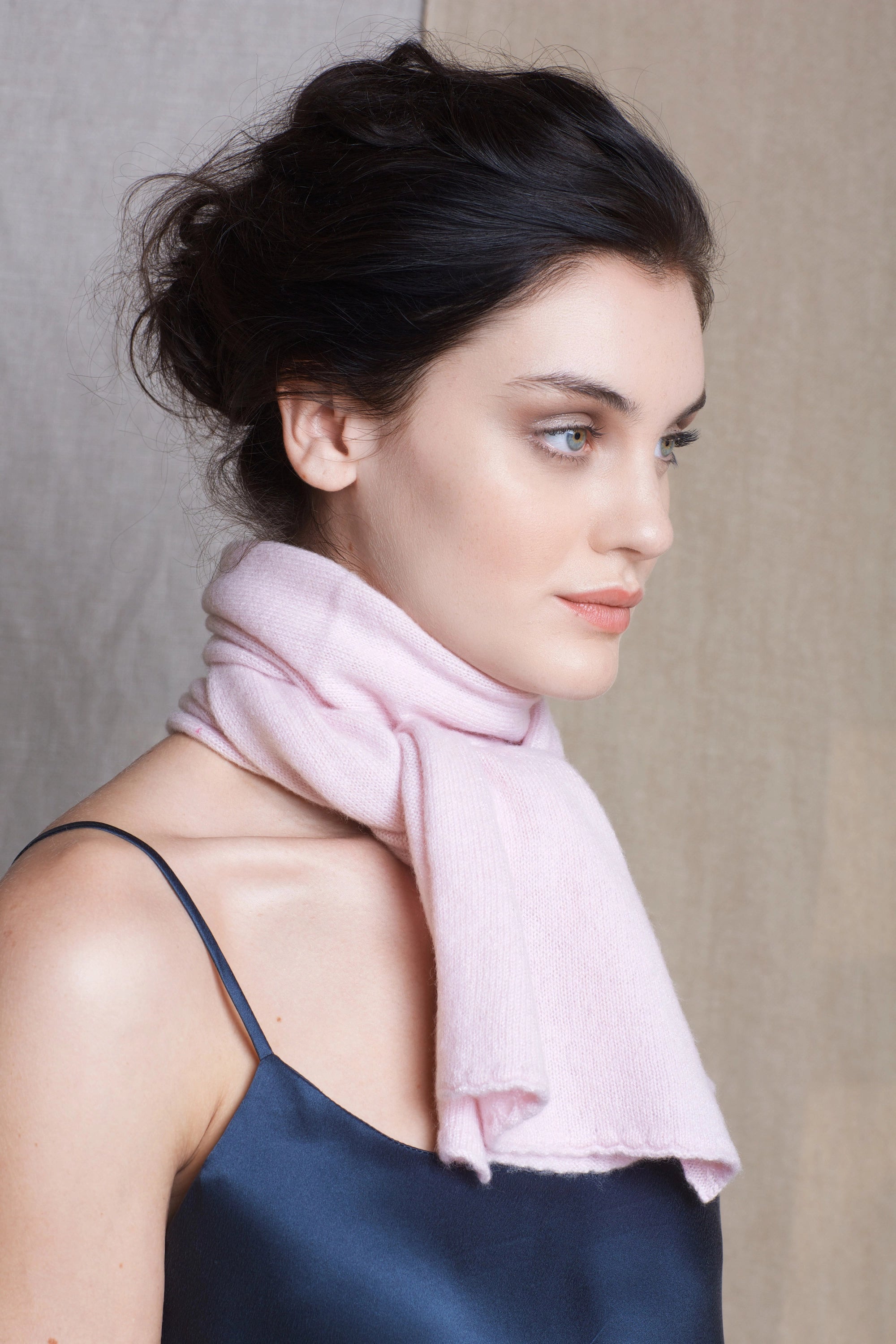 Luxury small Cashmere scarf in pale pink