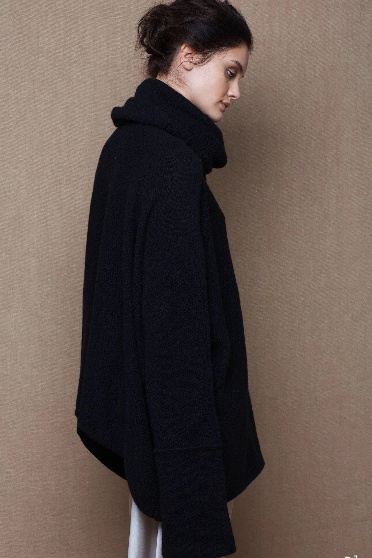 Luxury Cashmere Oversized Sweater in Black
