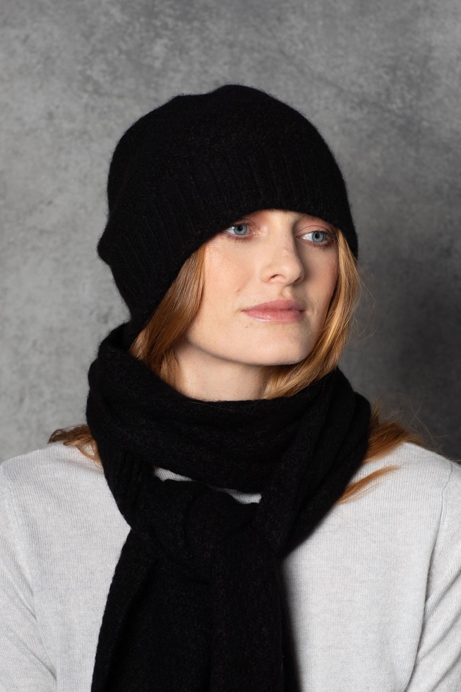 Luxury Cashmere Beanie Hat in Black