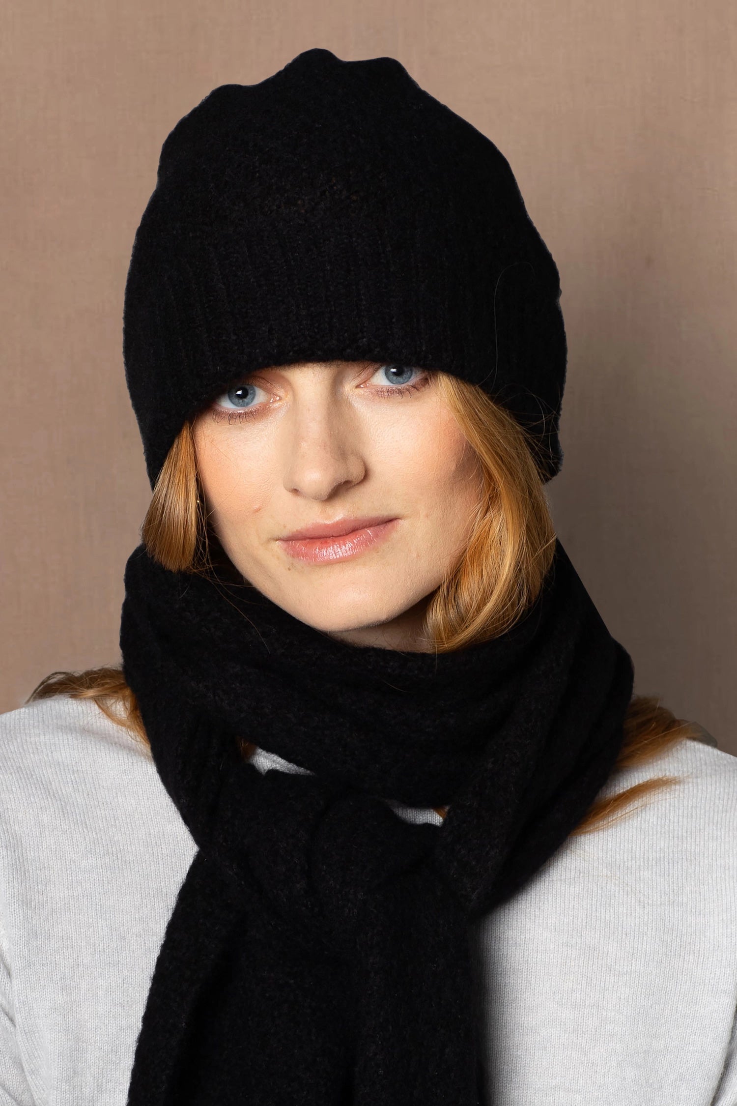Luxury Cashmere Beanie Hat in Black