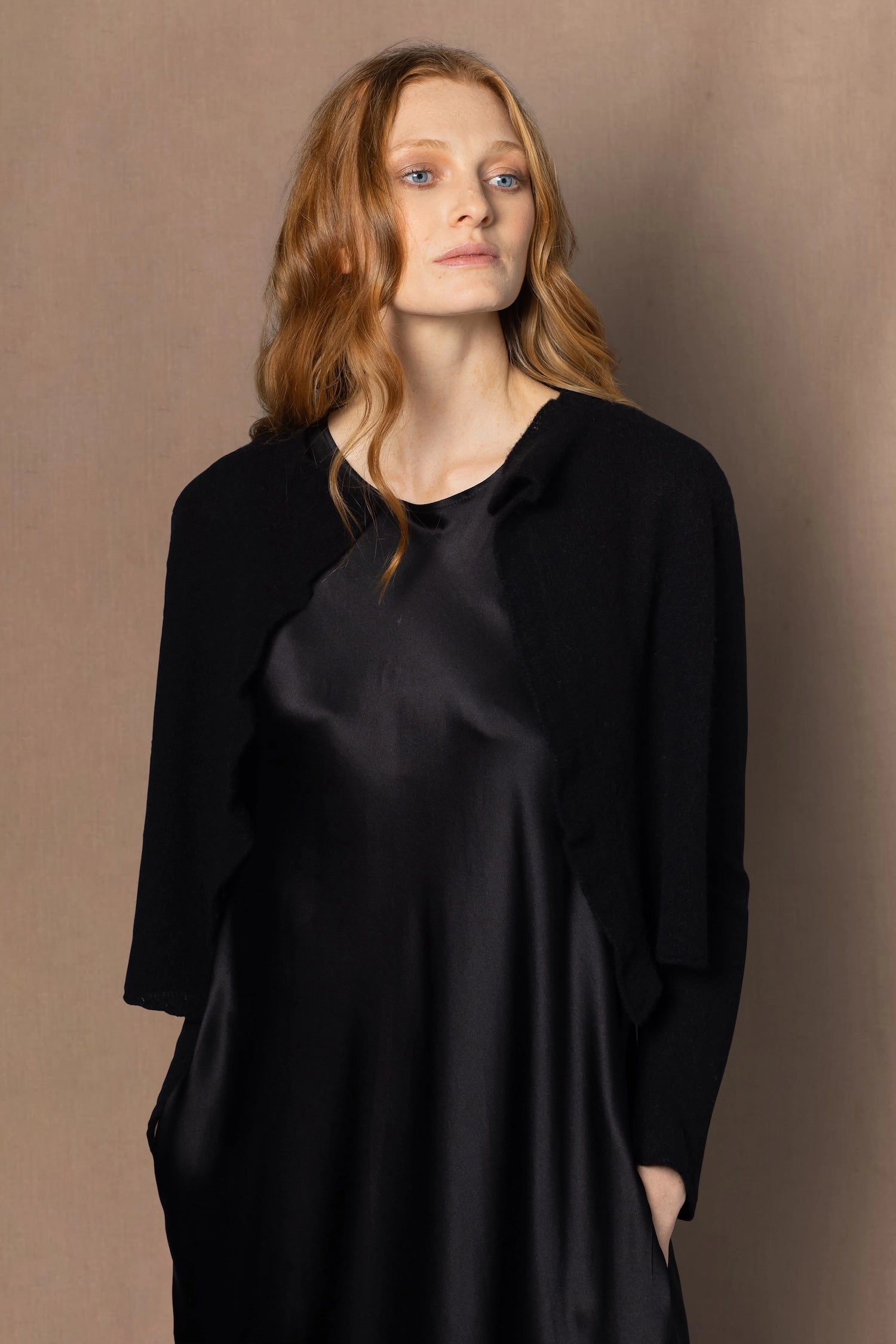 luxury lightweight cropped cashmere cardigan in black