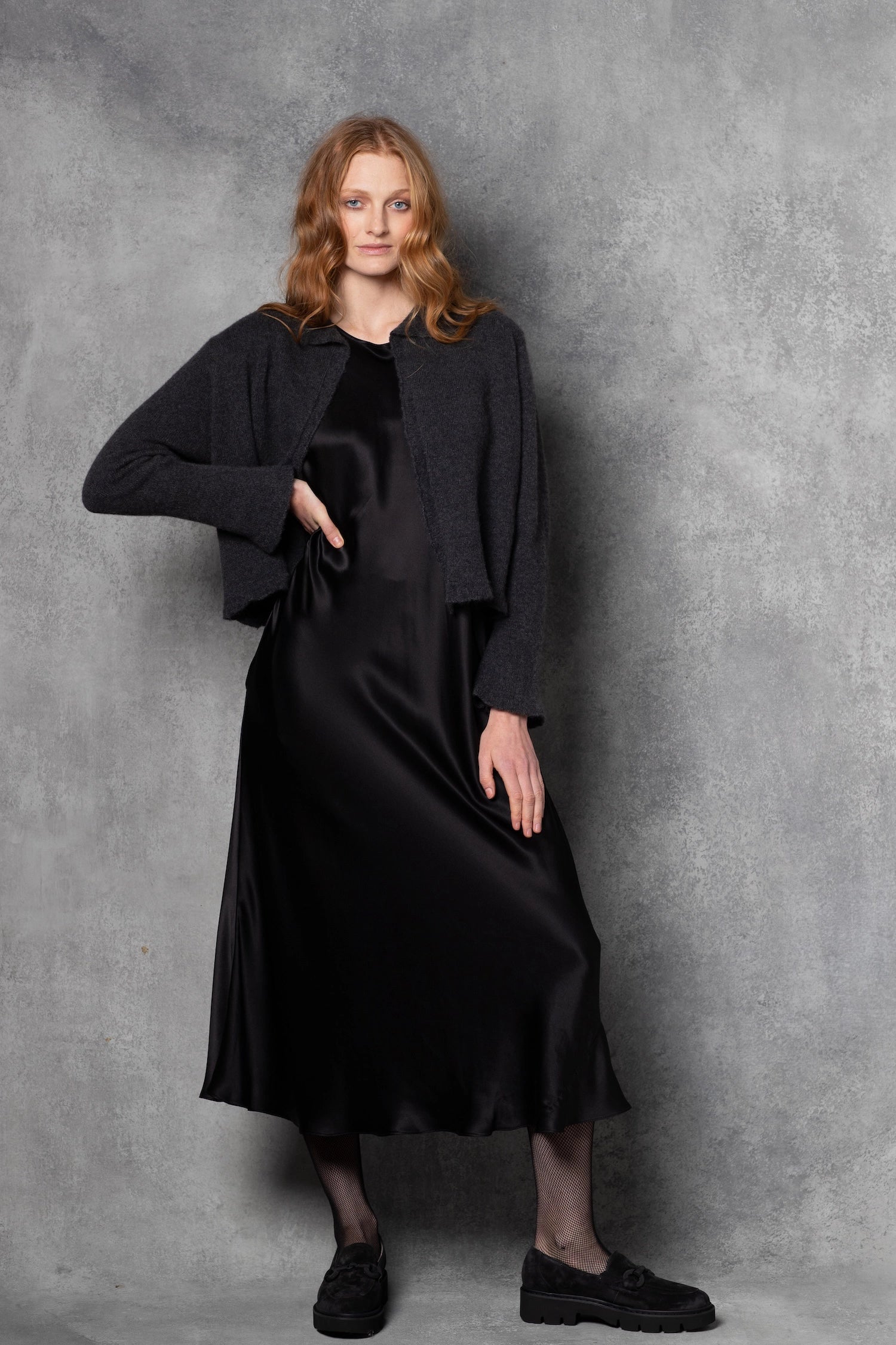 luxury lightweight cropped cashmere cardigan in black