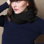 moss cashmere snood in black