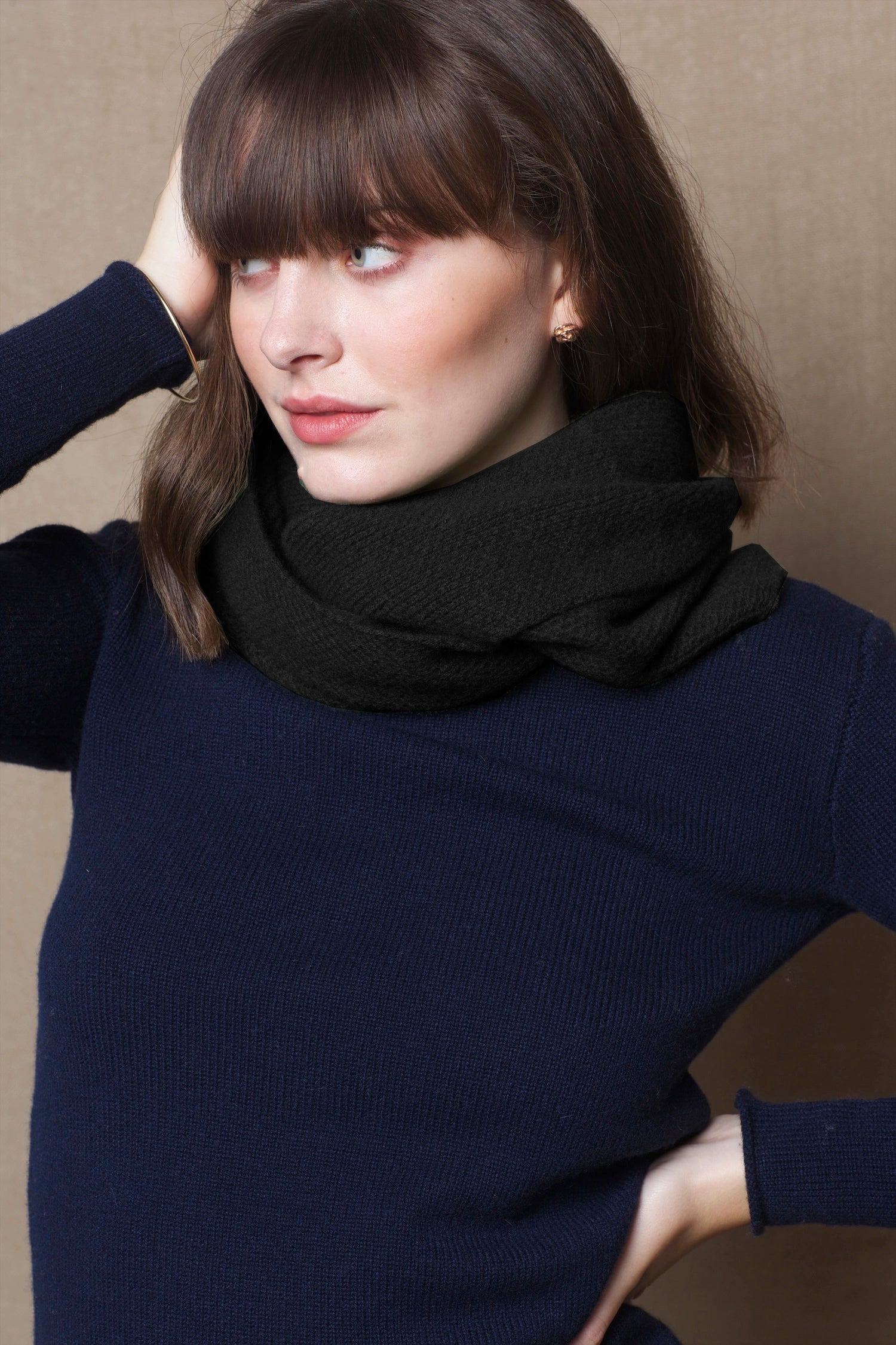moss cashmere snood in black
