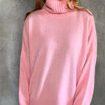 Oversized Cashmere Turtleneck Sweater in Pink in Video