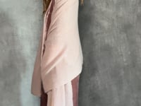 Luxury Cashmere Large Wrap Scarf in Dusty Pink Video