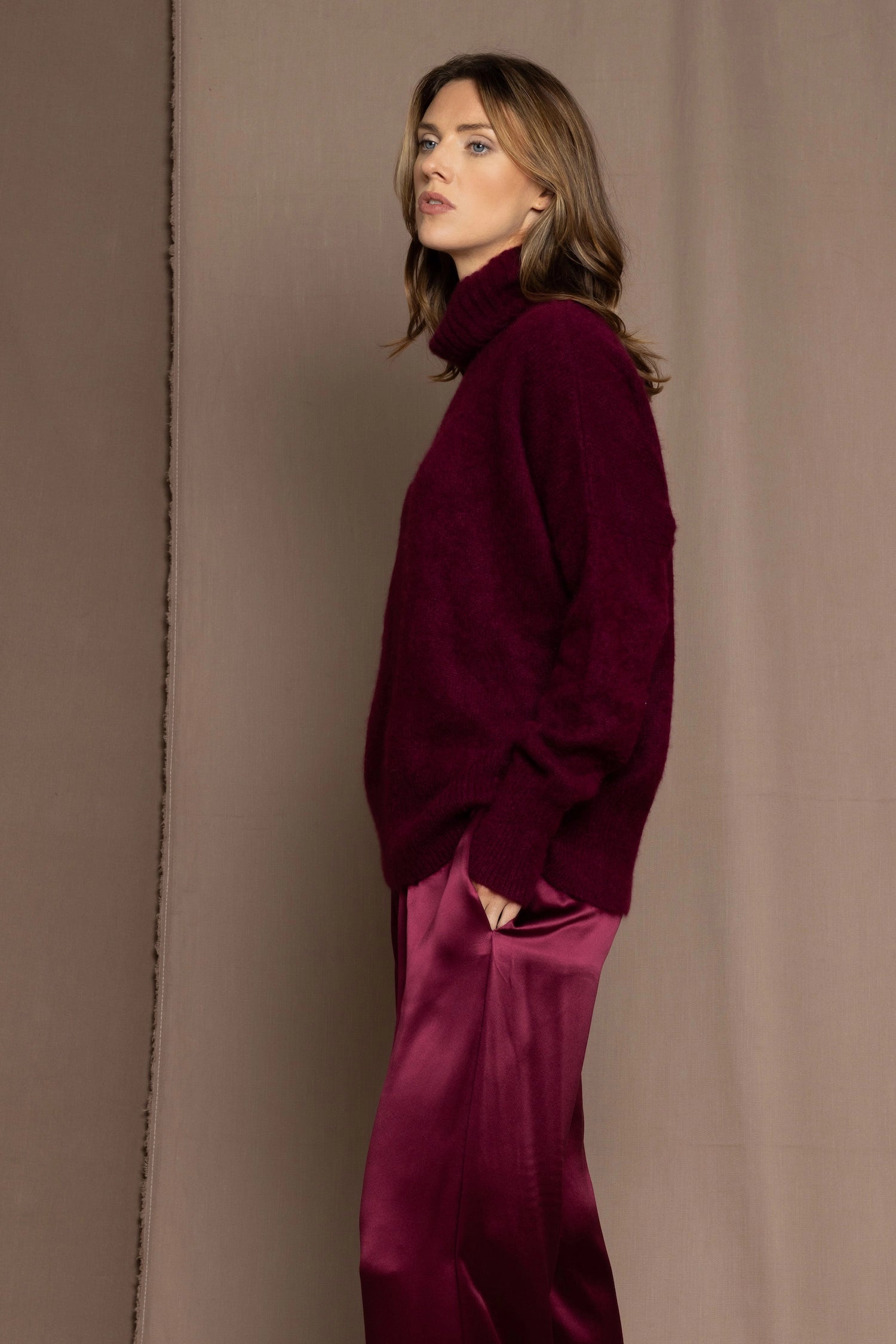 Cashmere turtleneck sweater in wine colour