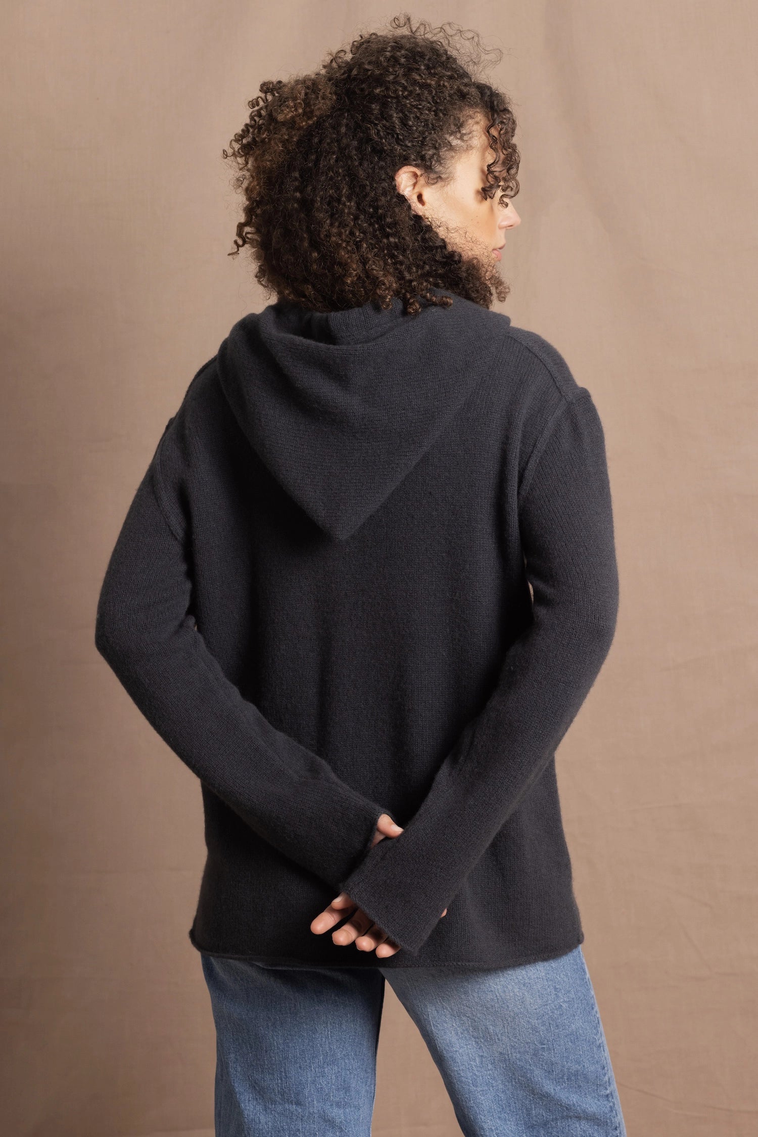 lady wears oversized pure cashmere hoodie sweater in grey blue colour