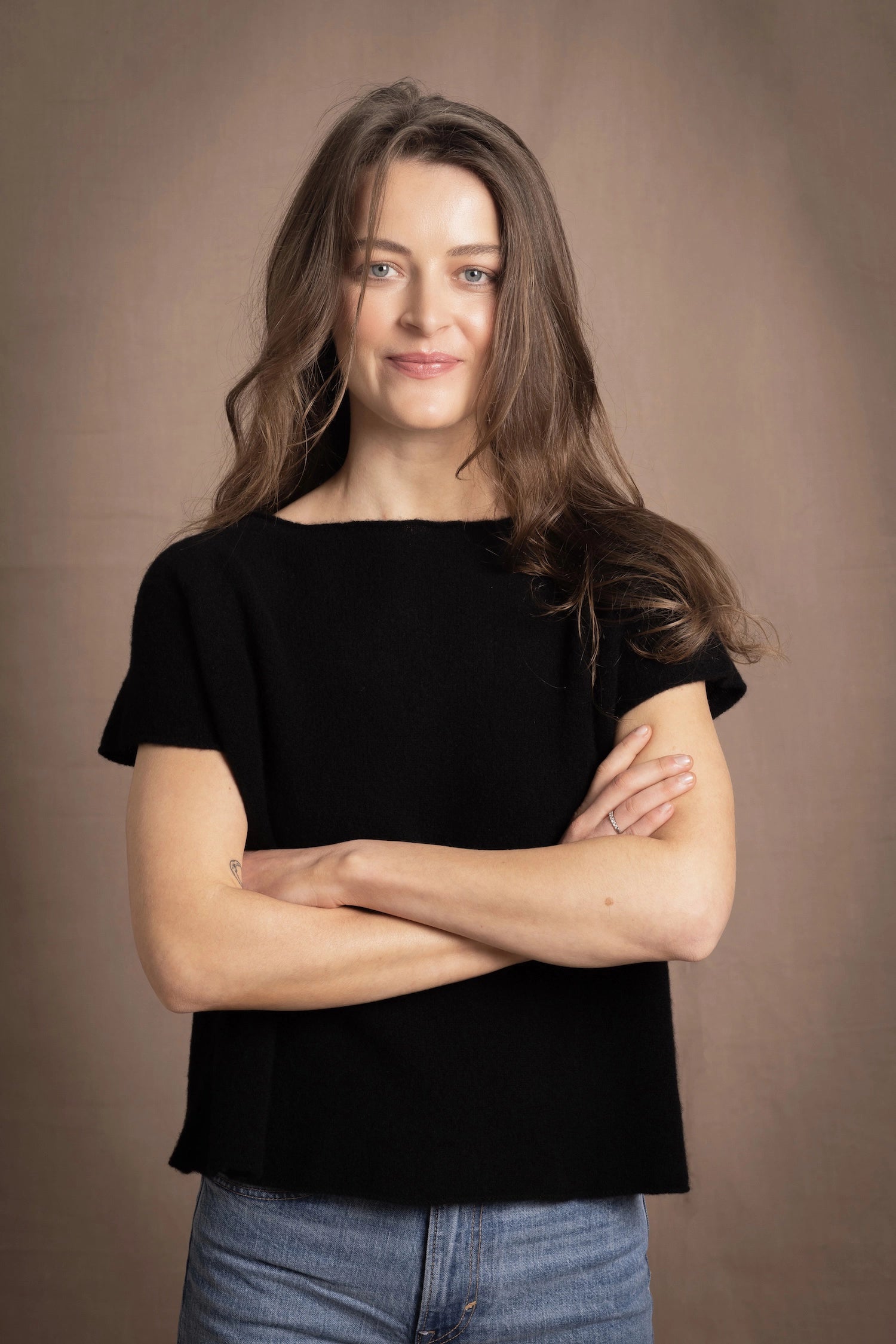 lady standing with 100% cashmere tee short sleeve sweater in black
