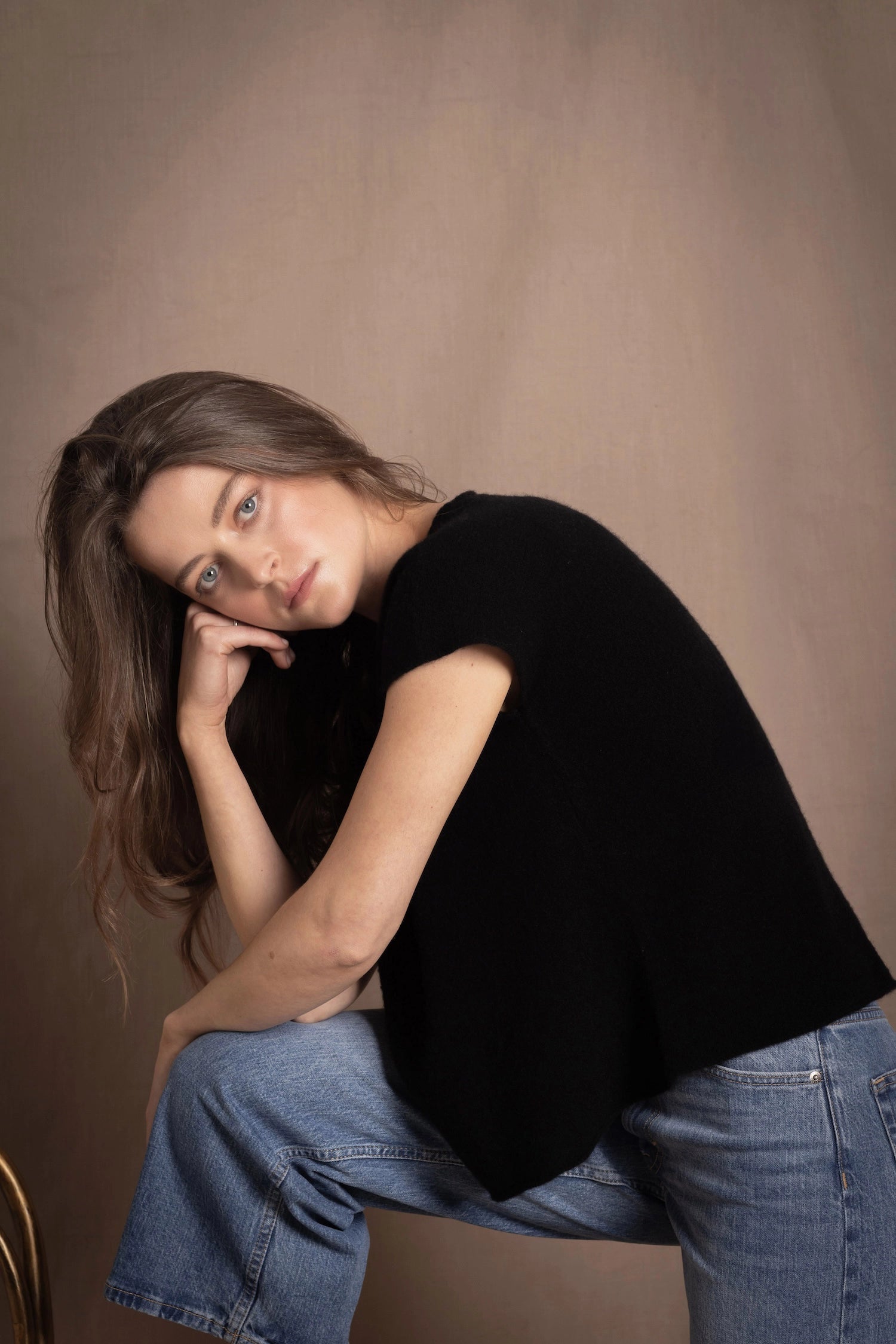 lady standing with 100% cashmere tee short sleeve sweater in black
