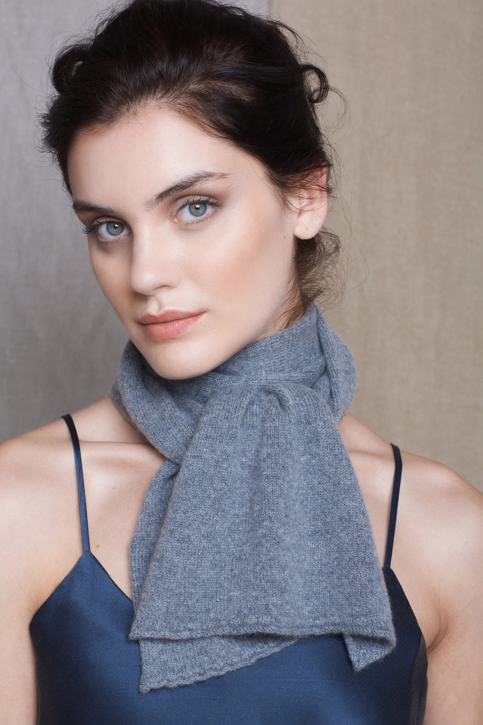 Luxury small Cashmere scarf in grey