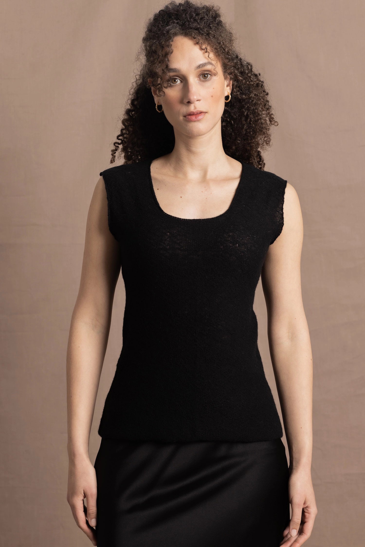 a sleeveless cashmere lace tee sweater in black