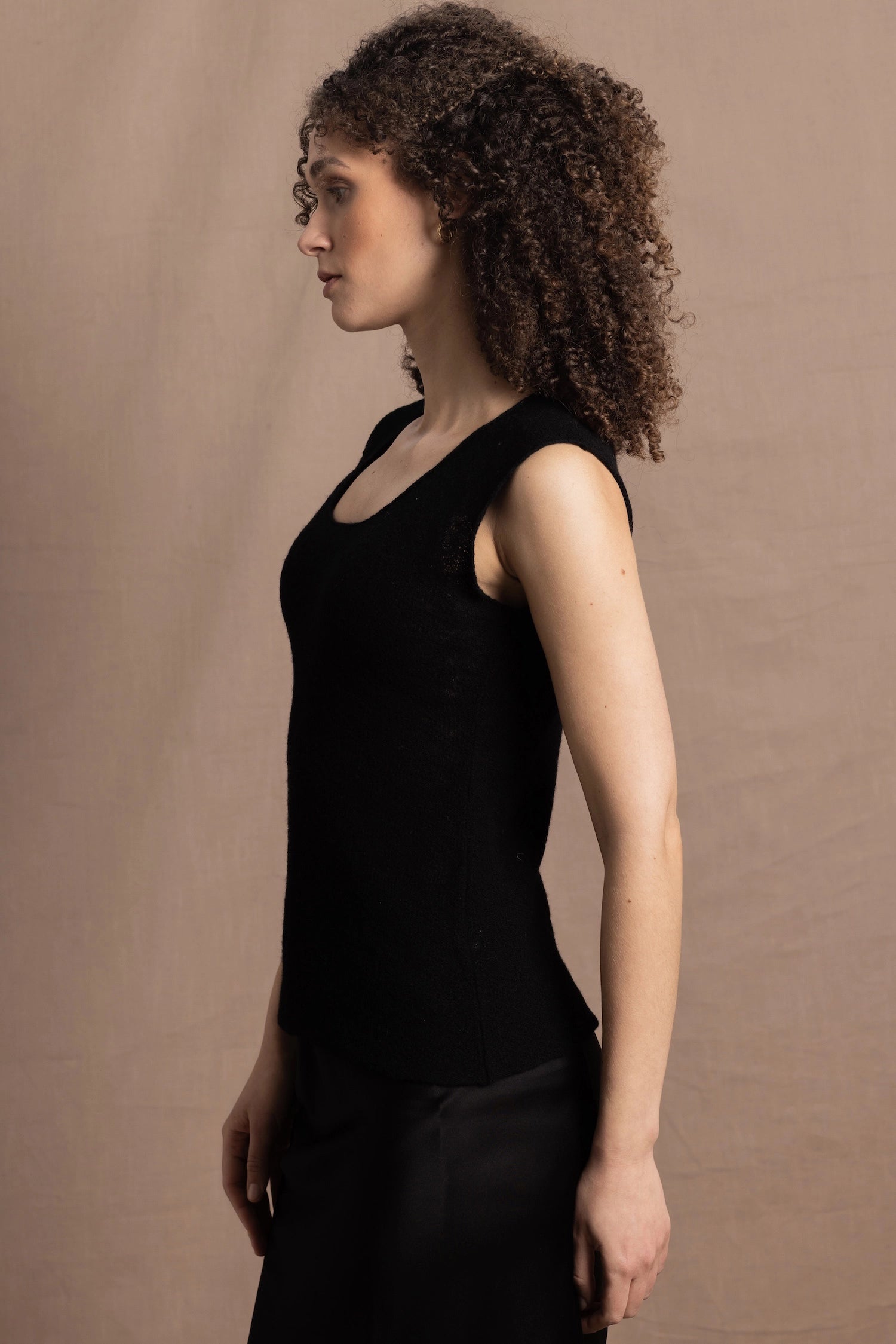a sleeveless cashmere lace tee sweater in black