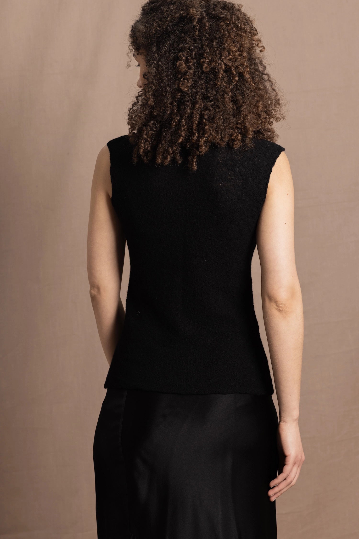 a sleeveless cashmere lace tee sweater in black