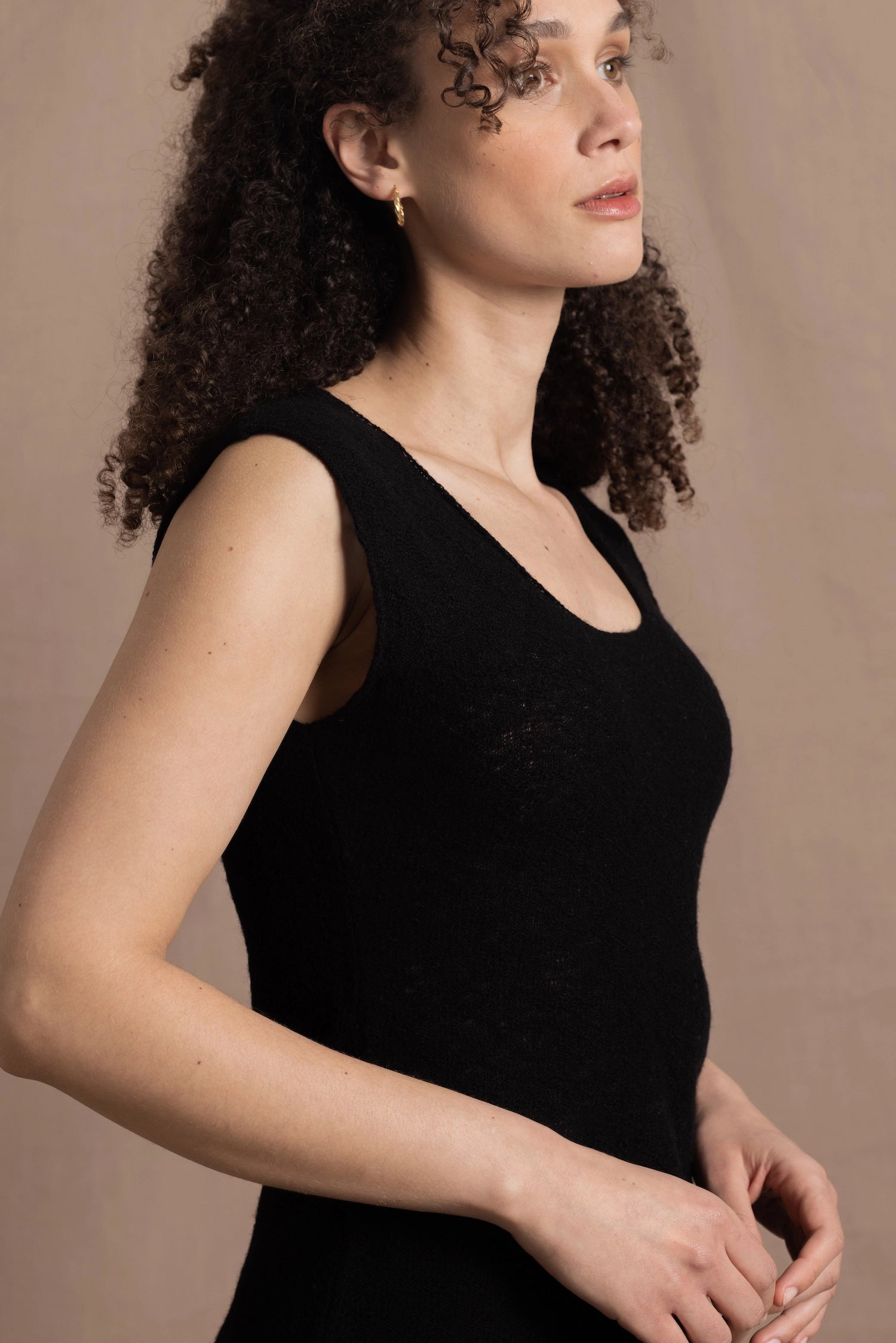 a sleeveless cashmere lace tee sweater in black