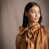 Síoda Pussy Bow Top | Toffee