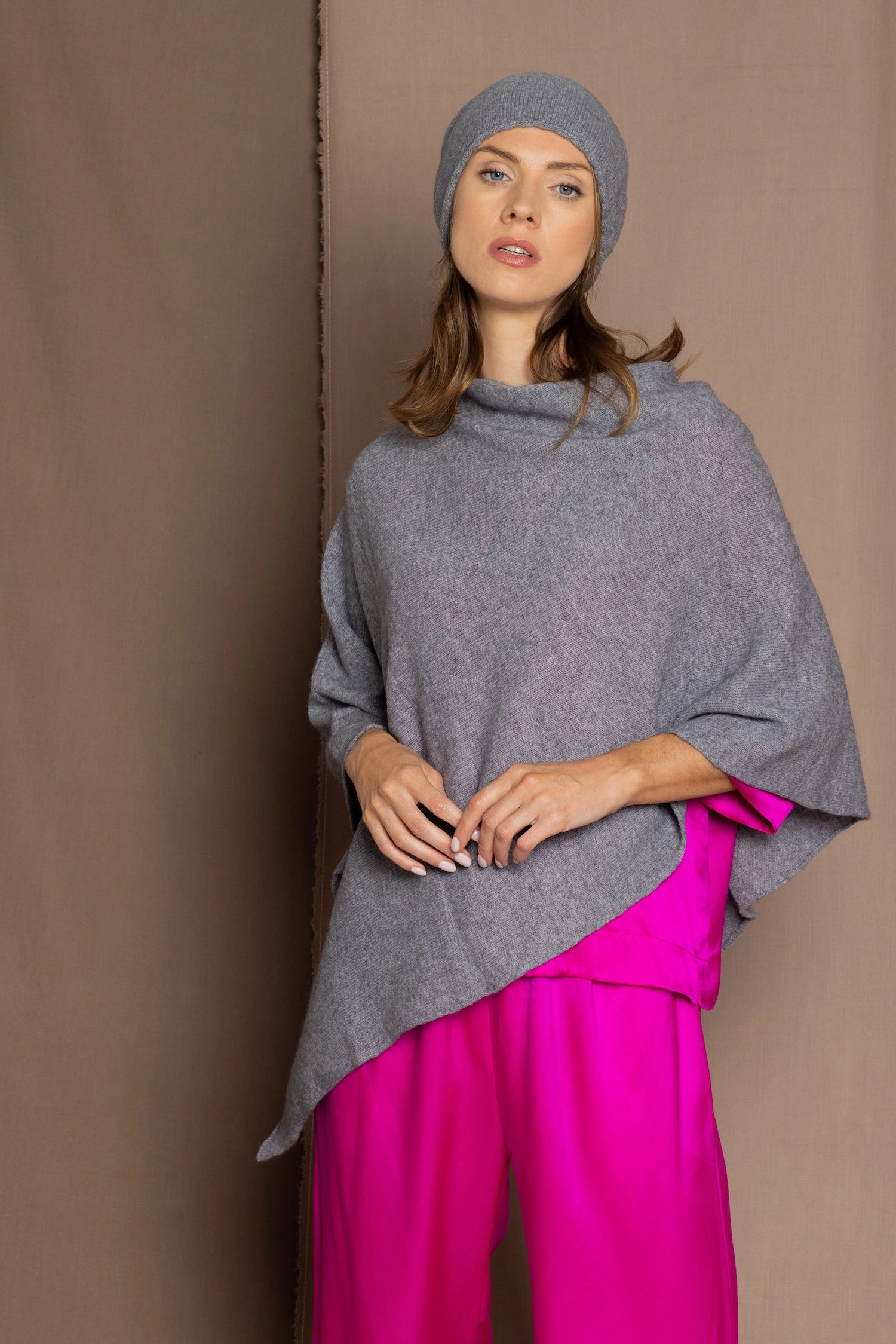 cashmere cape in grey