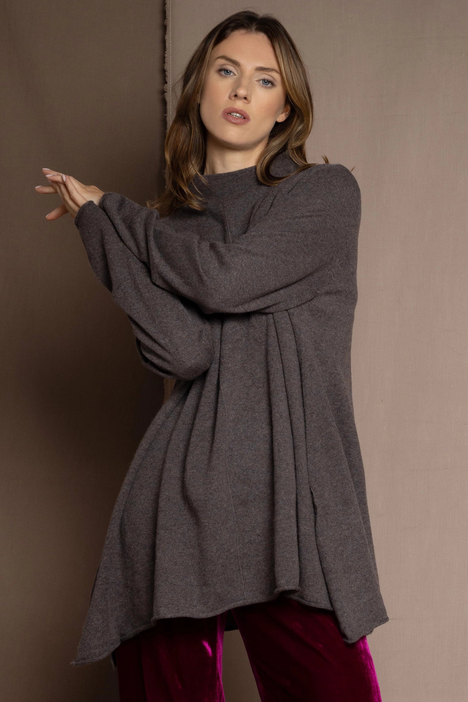 Oversized luxury cashmere sweater in taupe