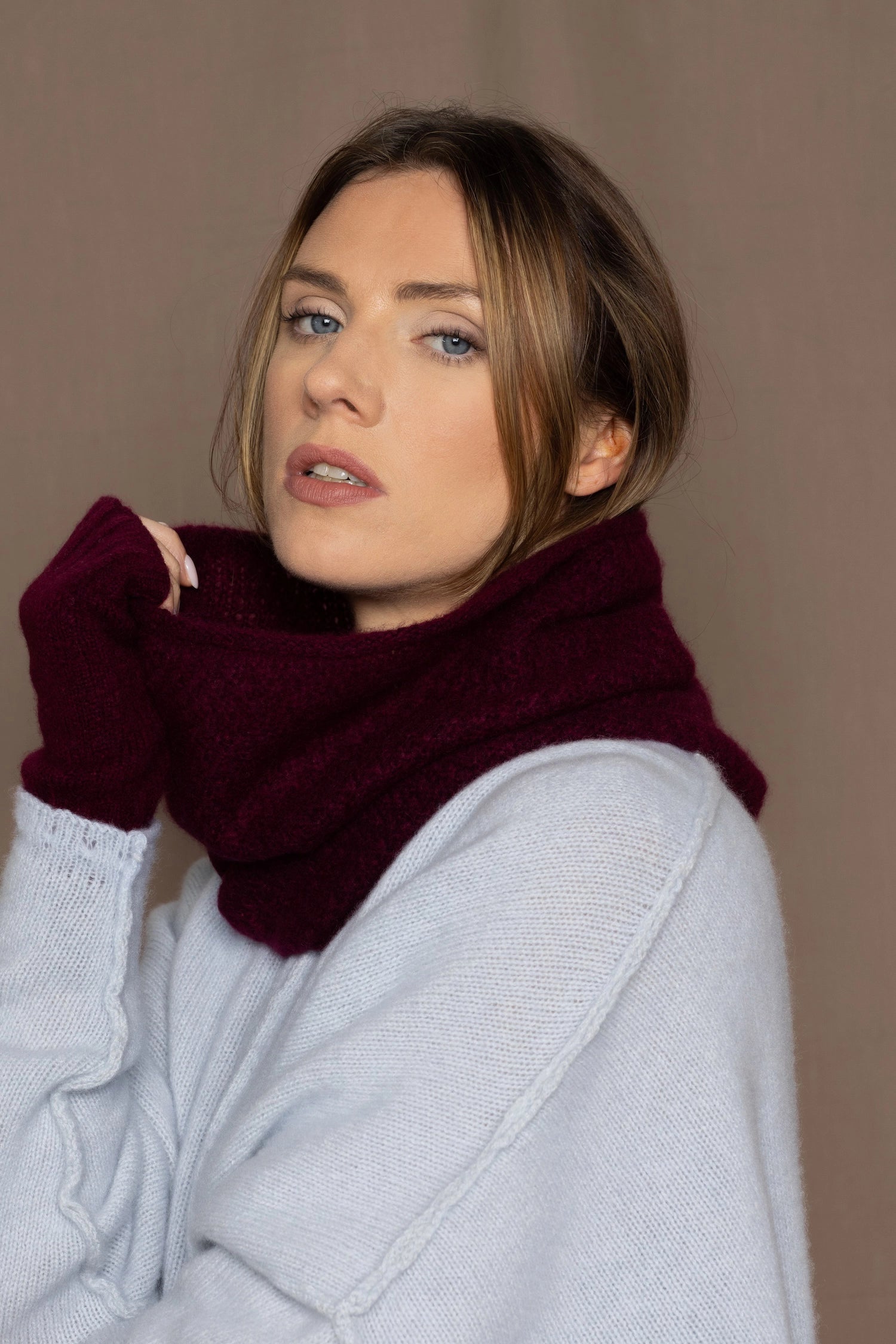 cashmere snood in burgundy