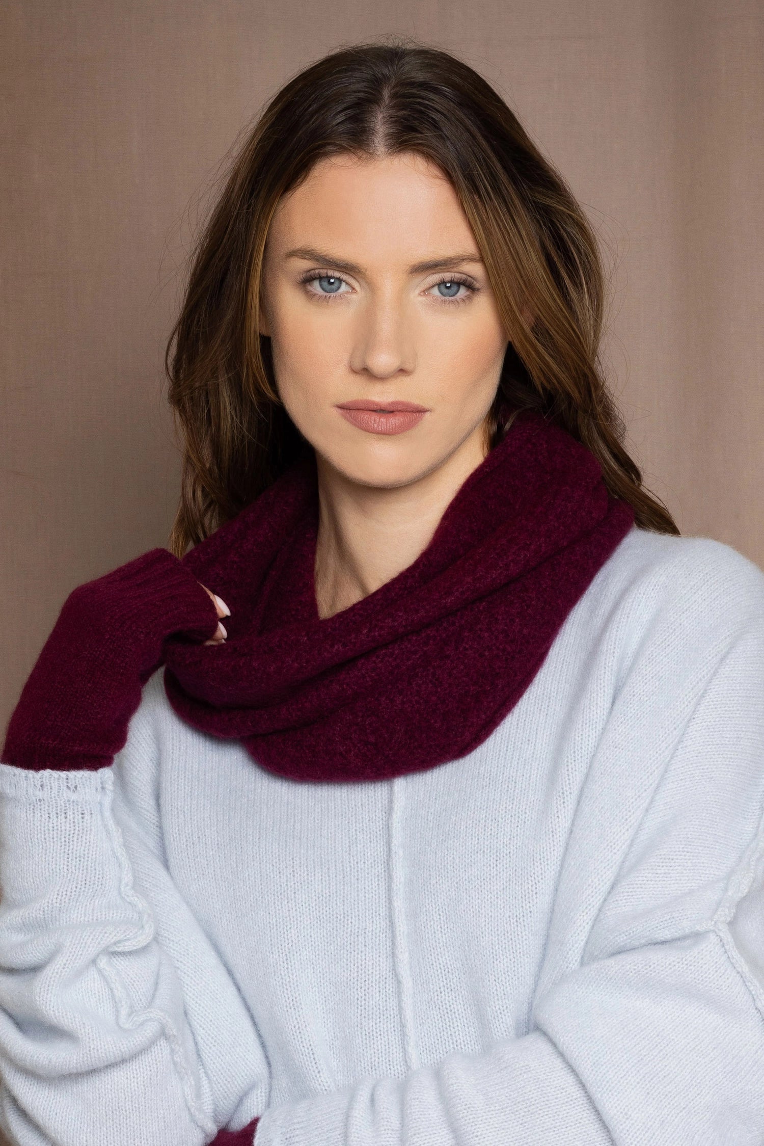 cashmere snood in burgundy