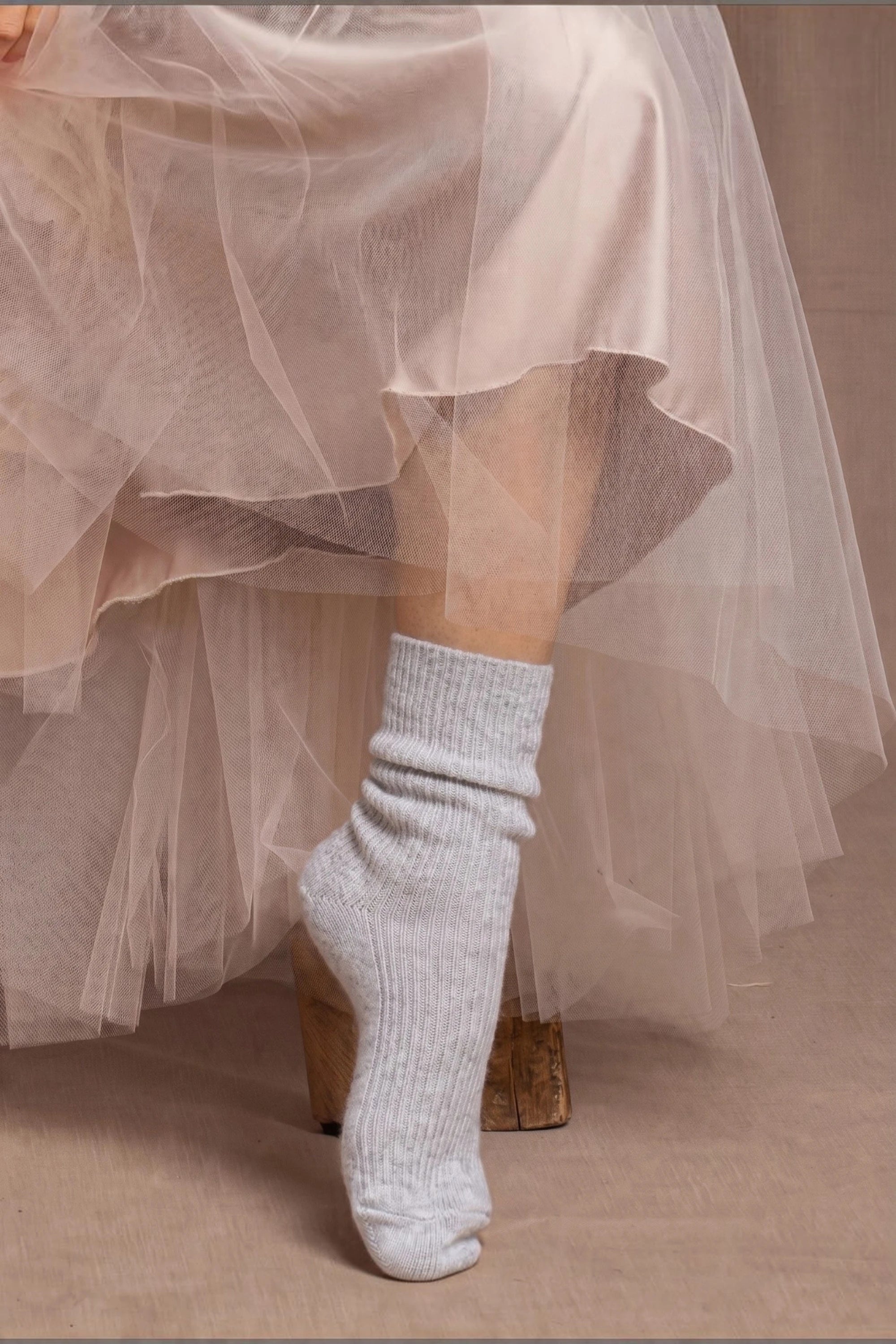cashmere bed socks in light marled grey