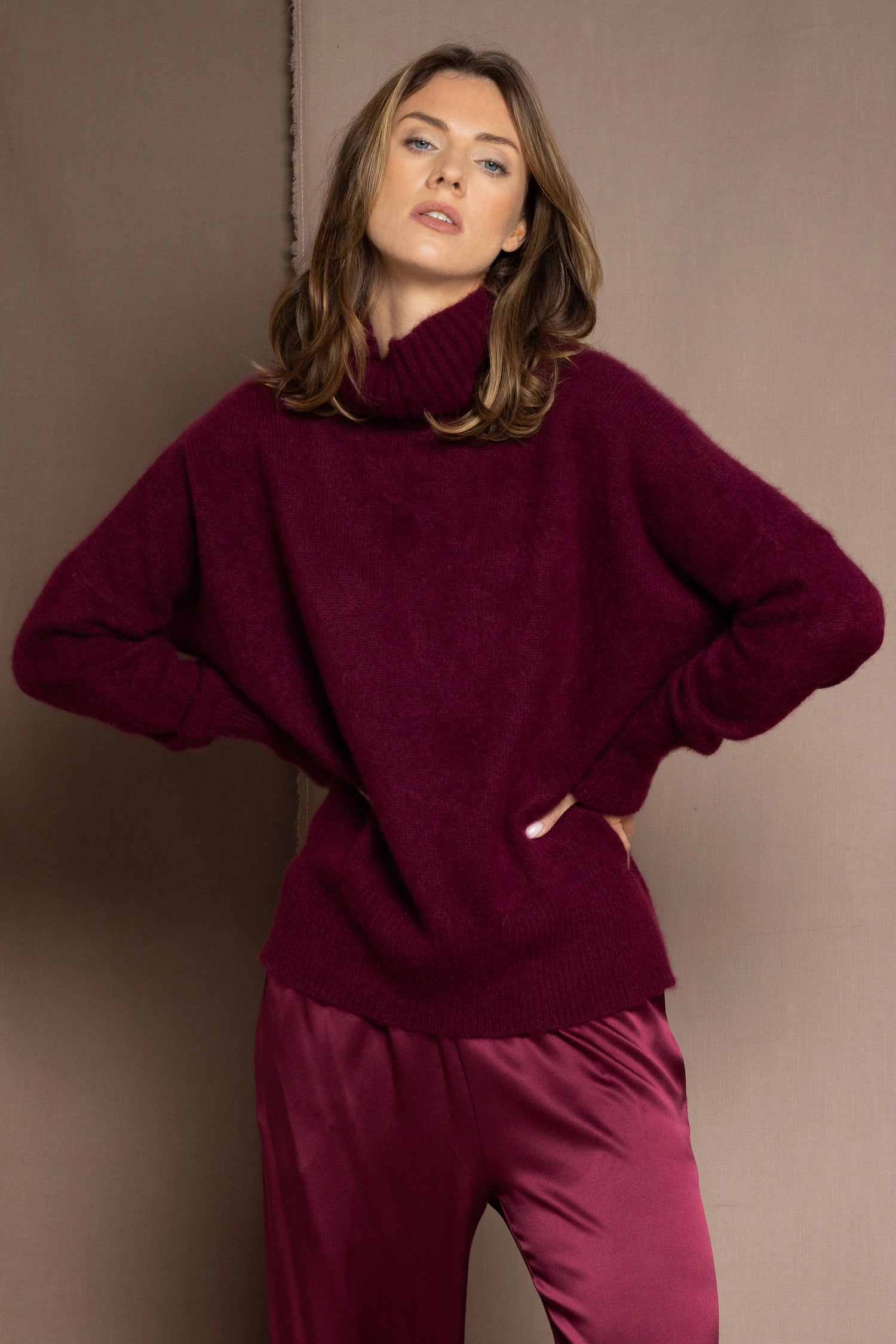 Cashmere turtleneck sweater in wine colour