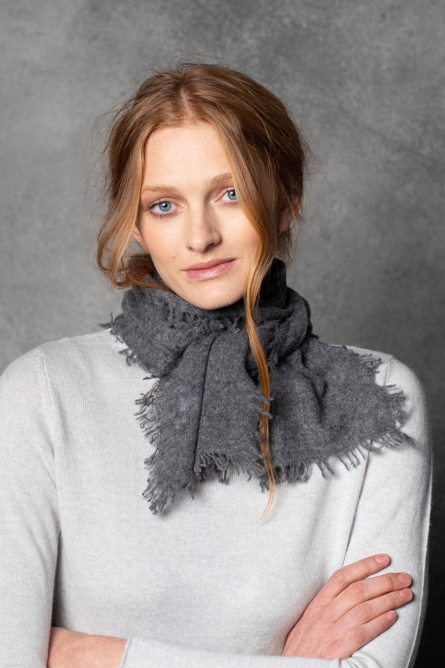 small cashmere scarf in dark grey