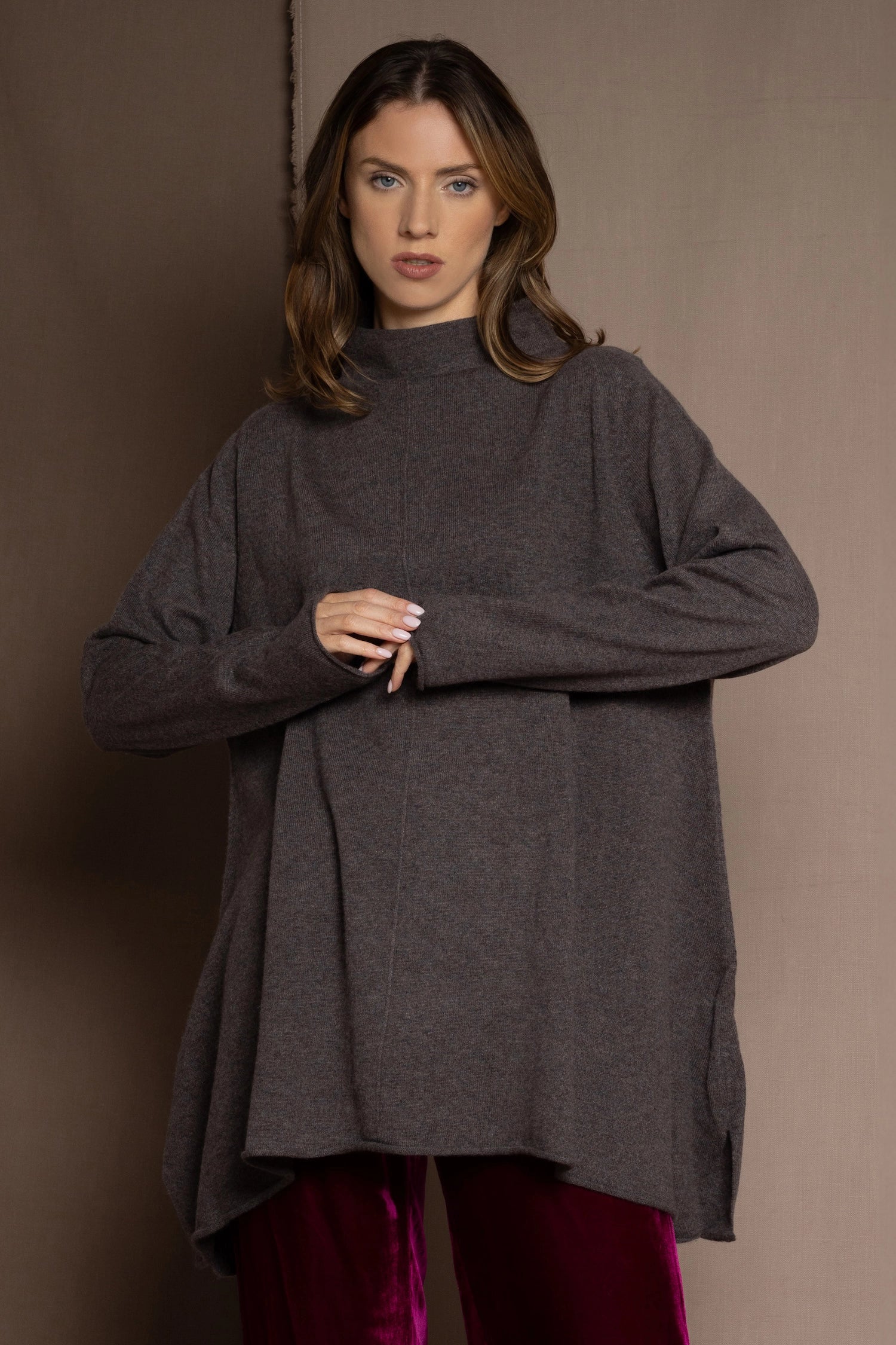 Oversized luxury cashmere sweater in taupe