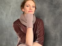 Cashmere Snood in Dusty Pink Video