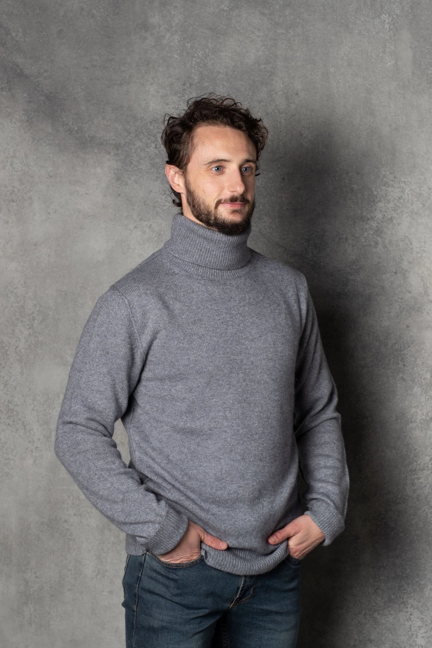 Men's Cashmere Turtleneck Sweater in grey