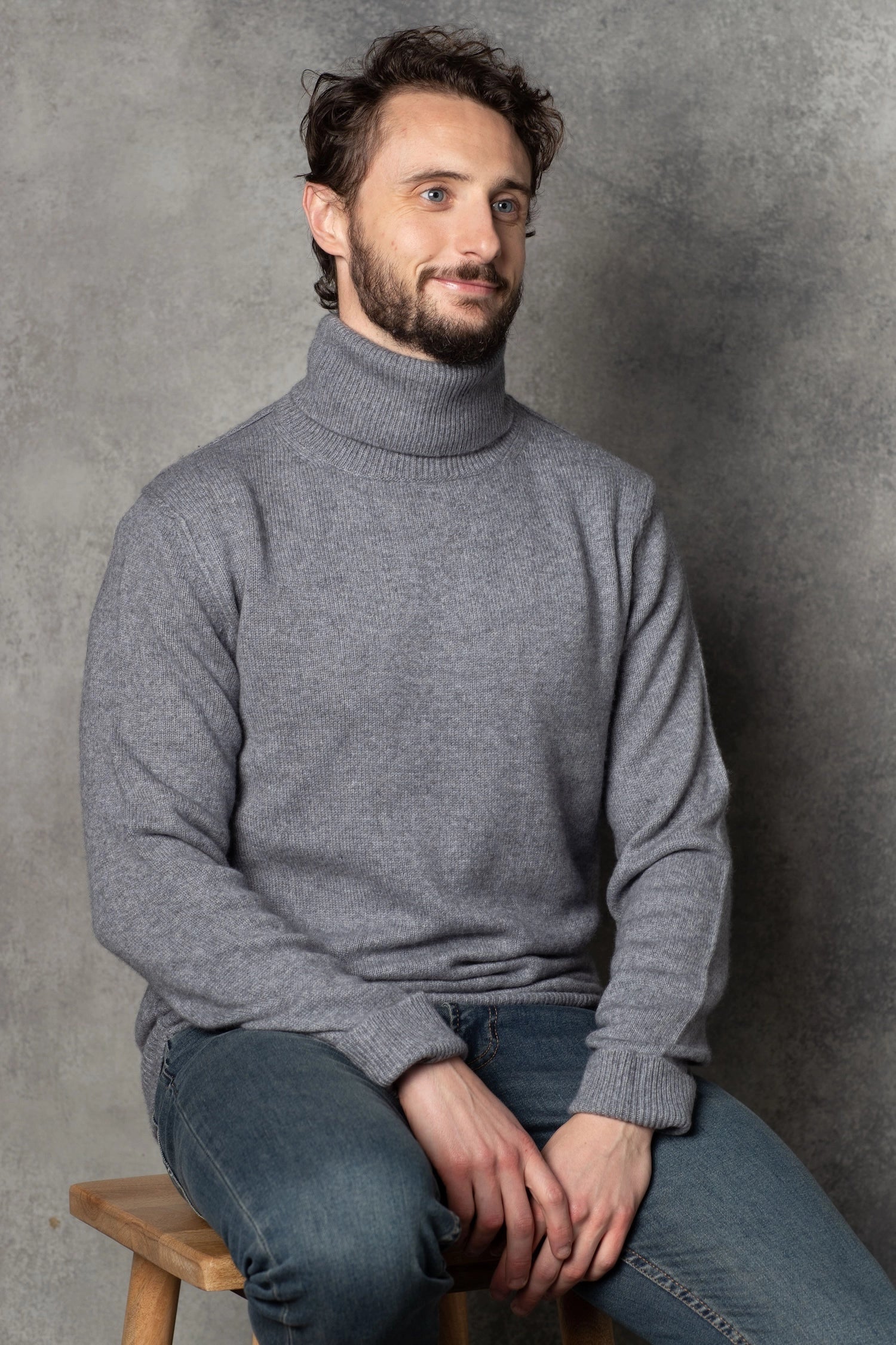 Men's Cashmere Turtleneck Sweater in grey